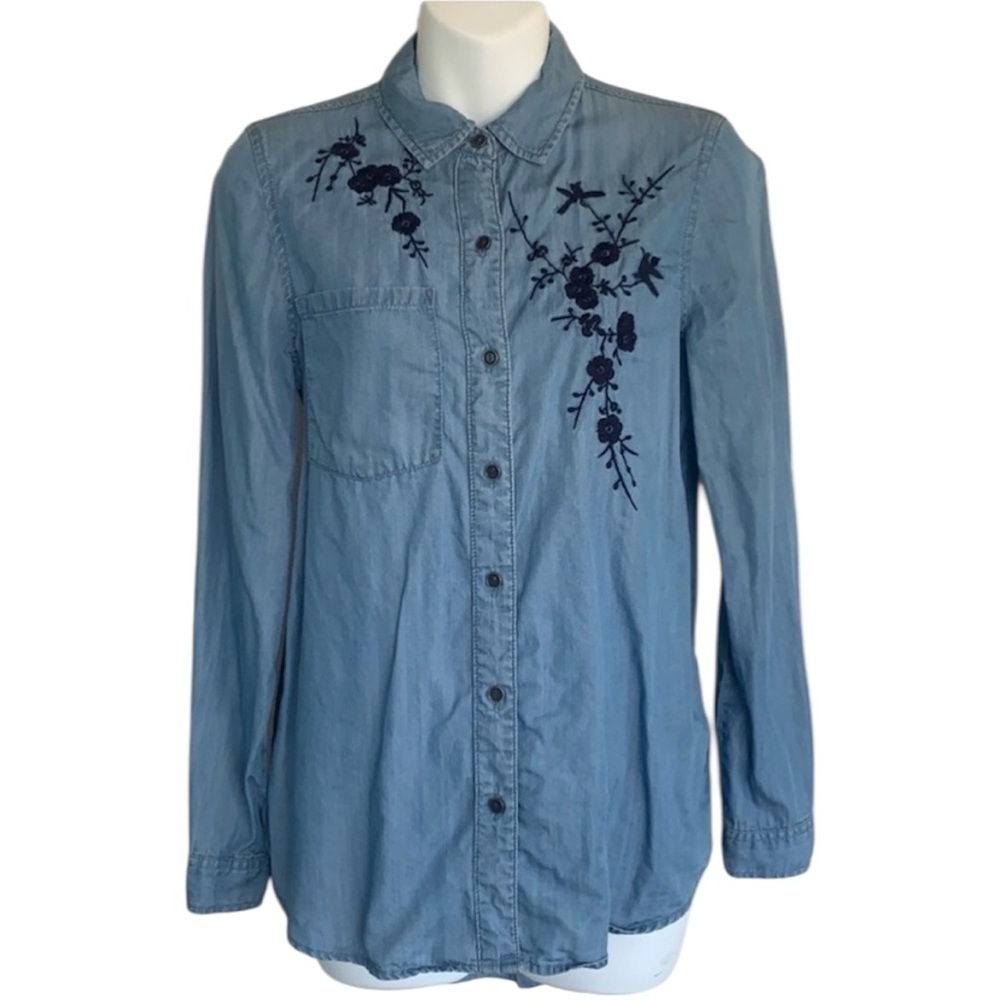 BeachLunchLounge buttondown shirt women's XS, long sleeve, floral embroidery EUC